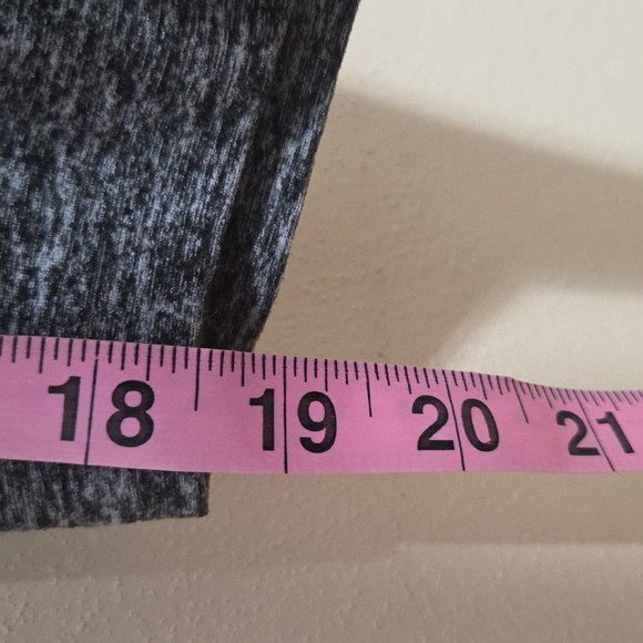 Beyond Yoga Heather Grey High Waisted Cropped Capri Leggings Size 1X - Picture 5 of 12